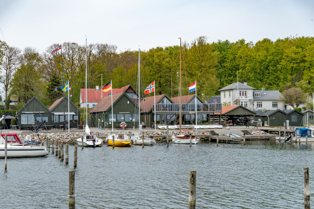 Sandstrand, familiebaderum, legeplads og lånecykler